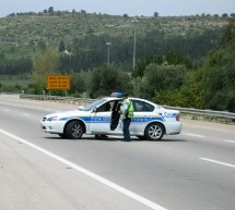 צפו: נהג משתולל בכביש תוקף מתנדב משטרה עם מוט ברזל