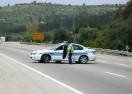 צפו: נהג משתולל בכביש תוקף מתנדב משטרה עם מוט ברזל